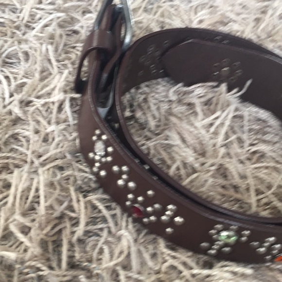 A jeweled belt - Picture 8 of 8